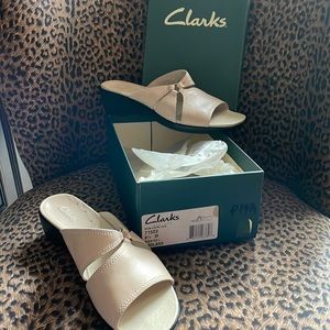 NIB Clark’s beige Garland super comfy sandals 8.5